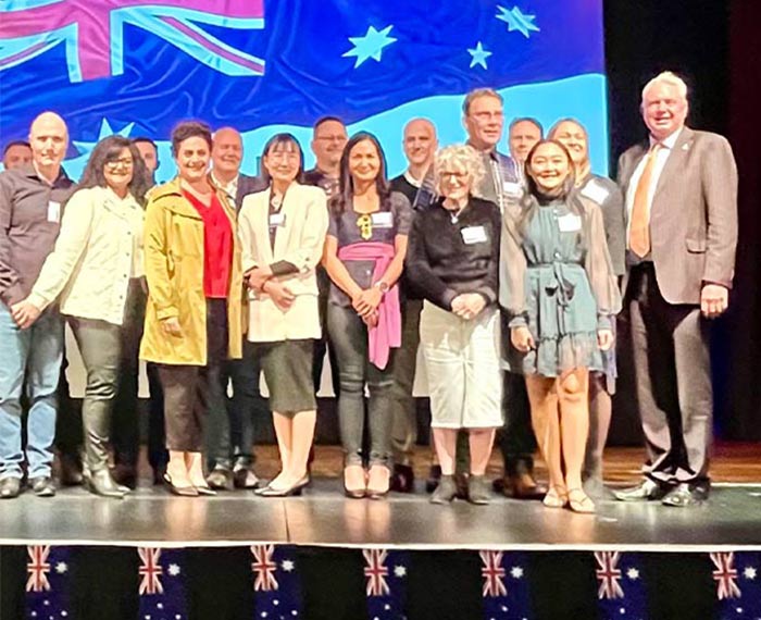 Image of new citizens with Mayor